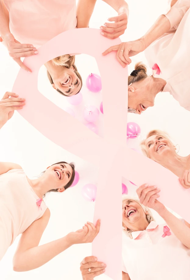 Groupe de femmes qui se retrouvent pour mettre en avant le cancer du sein