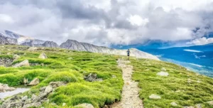 Photo libre de droit d'un sportif qui réalise un trail en montagne